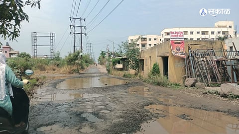 मांजरी खुर्द : येथील कोलवडी रस्त्यावर मोठ्याप्रमाणावर खड्डे पडले असून वाहतुकीला धोका निर्माण झाला आहे.