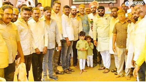 मंचर (ता.आंबेगाव) : श्री भैरवनाथ महाराजांच्या यात्रेनिमित्त मानाचा हार घालण्याचा बहुमान मिळालेले उद्योजक सोमनाथ थोरात व अन्य