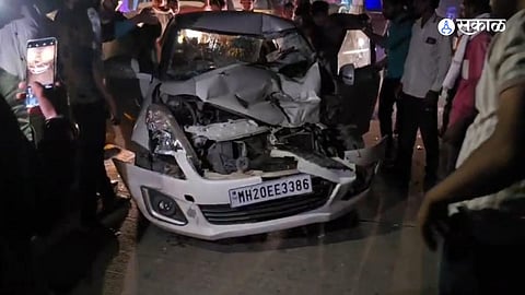 भरधाव कारने ट्रॅक्टरला मागील बाजूने धडक दिली, ज्यामुळे कारच्या समोरील भागाचा पूर्णपणे चुराडा झाला.