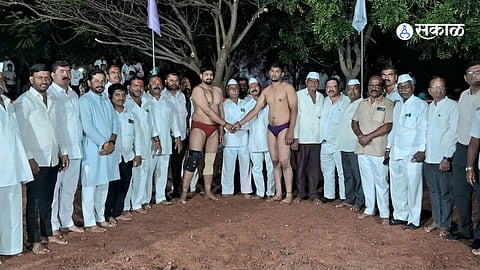 शुभम थोरात व यश काळे यांच्यातील कुस्ती लावताना ग्रामस्थ.