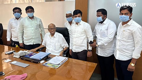 पुणे : माजी केन्द्रीय कृषी मंत्री शरद पवार यांची राष्ट्रवादी शरदचंद्र पवार पक्षाचे जिल्हाध्यक्ष देवदत्त निकम यांनी भेट घेऊन जिल्ह्यातील पक्ष संघटना बांधणीबाबत चर्चा केली.