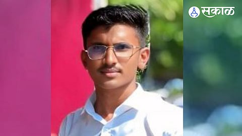 Ajay Dighde celebrates his achievement after clearing MPSC and becoming Assistant Commissioner.