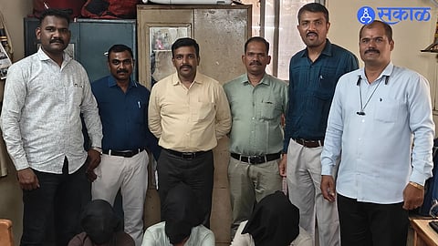 Dombivli Police arrest three accused in a gold chain snatching case involving a hotel owner.