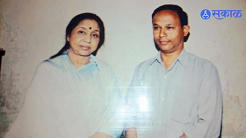 Asha Bhosle enjoying traditional cuisine, reflecting her deep connection with Satara’s food culture.