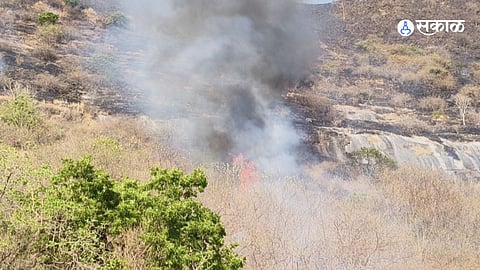 गांजवेवाडी(ता.आंबेगाव) येथील भागडेश्वर डोंगराला सोमवारी दुपारी भीषण आग लागली.