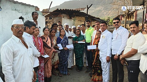 भालगुडी, ता.मुळशी. आर्थिक मदत करताना खिंवसरा कुटुंब