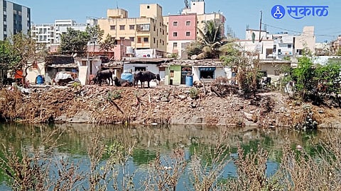 Engineers deployed in Pune to clear encroachments along Khadakwasla–Fursungi canal route.