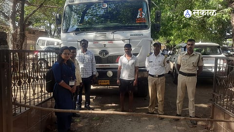 जुन्नरच्या आदिवासी भागातील खिरेश्वर येथे अवैधरित्या माती वाहतूक करणाऱ्या वाहनावर कारवाई करताना महसूल विभागाचे पथक