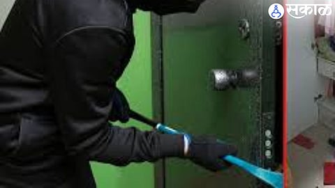 Karad police recover stolen items after solving burglary case in SaidaPur and Agashivnagar.