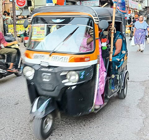 ओव्हरलोड रिक्षांचा बेधडक प्रवास