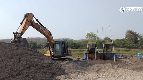 माहूर: सायफळ पैनगंगा नदीपत्रातील मर्यादेपेक्षा जास्त उत्खनन करून ठेवण्यात आलेले वाळू साठे.दुसऱ्या छायाचित्रात लांजी येथे ट्रेझर बोटीच्या माध्यमातून वाळू उपसा केले जात आहे. (केसरी रंगाची पोखलेन मशीन) (छायाचित्र: साजिद खान,माहूर.)