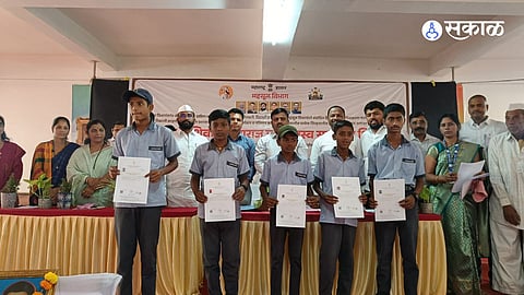 कडधे ( ता. खेड ) येथे छत्रपती शिवाजी महाराज महाराजस्व समाधान शिबिरात दाखल्यांचे वितरण करतान मान्यवर.