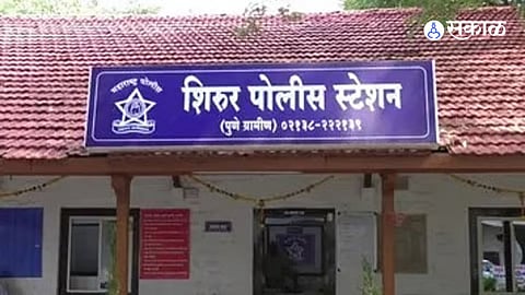 शिरूर पोलीस ठाण्याचे आवार की हाणामारीचा अड्डा? पोलिसांच्या डोळ्यादेखत दोन गट भिडले; कायदा-सुव्यवस्थेचे पुरते धिंडवडे!