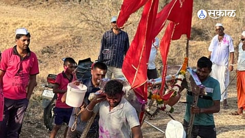 शिरदाळे ता. आंबेगाव: श्रीक्षेत्र शिखर शिंगणापूर येथील यात्रेवरून आलेली महादेवाची कावड नाचवताना तरूण.