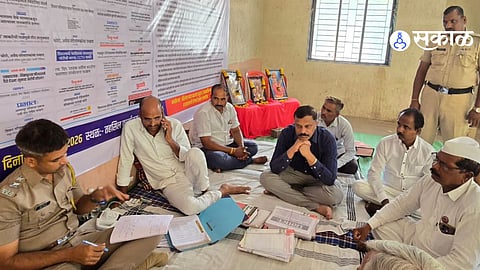 शिरूरमध्ये आंदोलनाचा वणवा! नीलेश वाळूंज यांच्या सत्याग्रहाचा ५ वा दिवस; 'नशामुक्त शिरूर'साठी विविध संघटना एकवटल्या, अण्णा हजारे यांच्या टीमचाही पाठिंबा