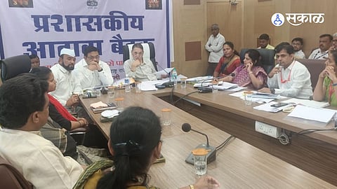 घोडेगाव ( ता आंबेगाव) येथील पंचायत समिती सभागृहात तालुका आढावा बैठकीत उपस्थित अधिकारी व राज्याचे माजी मंत्री दिलीप वळसे पाटील.