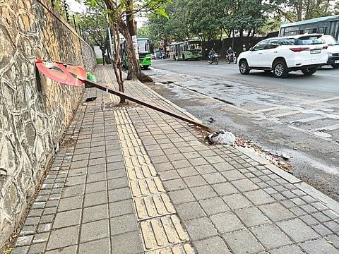 ‘नो पार्किंग’ फलक
पदपथावर आडवा