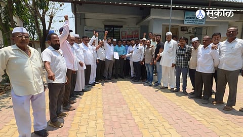 नारायणगाव (ता. जुन्नर) : आंदोलन प्रसंगी माजी आमदार अतुल बेनके यांच्या समावेत येडगाव परिसरातील शेतकरी.