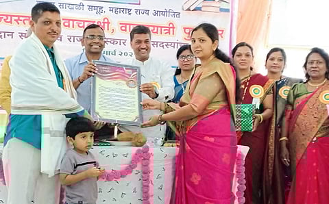 पुस्तकांचा प्रवास वाचकांपर्यंत पोचविणारा अवलिया शिक्षक