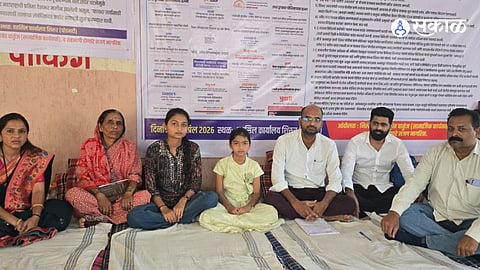 शिरूर : सामाजिक कार्यकर्ते नीलेश वाळूंज यांच्या, कायदा - सुव्यवस्थेकडे लक्ष वेधण्यासाठीच्या सत्याग्रह आंदोलनात बुधवारी आठव्या दिवशी त्यांची आई मंदा वाळूंज, पत्नी अश्विनी वाळूंज, मुली नक्षत्रा व मान्यता या देखील सहभागी झाल्या होत्या.