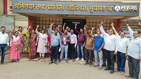 पाली, येथील तहसील कार्यालय बाहेर घोषणा देतांना सरकारी कर्मचारी. (छायाचित्र, अमित गवळे)