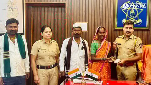 "पारगाव पोलिसांची तत्परता! मेंढपाळ महिलेचे हरवलेले सव्वातीन लाखांचे दागिने आणि रोख रक्कम ४८ तासांत शोधली; 'खाकी'च्या माणुसकीचे परिसरात कौतुक"