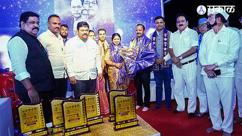 'आंबेगाव भूषण' पुरस्कार स्वीकारणारे मान्यवर, जिल्हा परिषद उपाध्यक्ष विवेक वळसे पाटील आणि उपस्थित भीमसागर