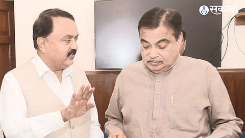 नवी दिल्ली: पुणे–नाशिक राष्ट्रीय महामार्गावर पेठ,गायमुख,एकलहरे(ता.आंबेगाव)येथे अपघात रोखण्यासाठी उपाययोजना संदर्भात केंद्रीय रस्ते वाहतूक व महामार्ग मंत्री नितीन गडकरी यांच्या समवेत चर्चा करताना पुणे–नाशिक राष्ट्रीय महामार्ग समन्वयक दिलीप मेदगे