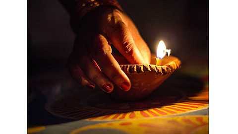 एक चिराग ही काफी हाेता है !