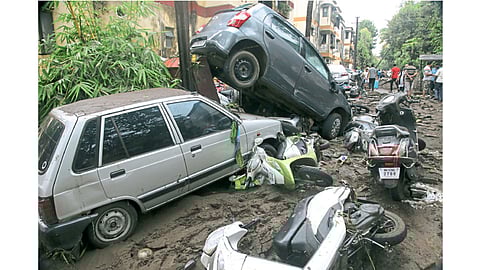 गुरूराज सोसायटी, पद्मावती - पुराने वाहनांची झालेली अवस्था.