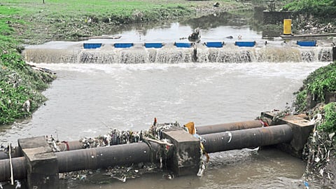 चौथ्यांदा वाहतुकीस बंद झाला.