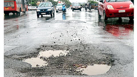 Pune  municipality will fill potholes with asphalt even in heavy rains