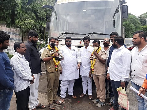 बसने केला प्रवास अन् प्रवाशांची तिकीटे ही काढली