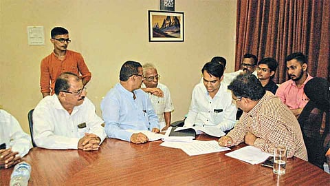 आकारीपड जमिनीचा मसुदा चार दिवसात मंत्रालयात पाठवा - रविंद्र चव्हाण
