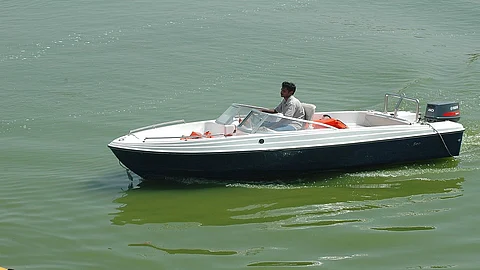जप्त केलेल्या बोटी जेसीपीच्या साहाय्याने नष्ट करण्यात आल्या. अमरावती येथील जिल्हाधिकारी कार्यालय, एनआरएफच्या पथकाने उपविभागीय अधिकारी इब्राहीम चौधरी यांच्या नेतृत्वाखाली ही संयुक्त कारवाई मंगळवारला (ता. पाच) केली. या कारवाईमुळे वाळूचोरट्यांचे धाबे दणाणले