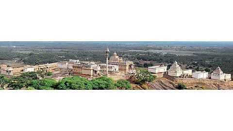 ऐतिहासिक चंद्रगिरी डोंगर - पुरातन वास्तूंचे संकुल