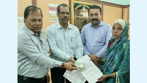 भीक मागून महिलेने भरला हजारोंचा थकीत कर