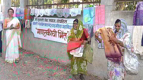 ‘चंपाबेन’मध्ये उभारली ‘माणुसकीची भिंत’