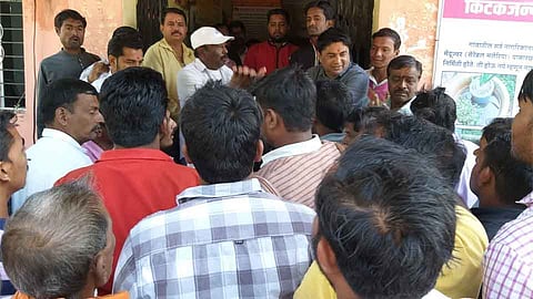 कोल्हापूरः कासारी ग्रामस्थांचा सेनापती कापशी आरोग्य केंद्रावर मोर्चा