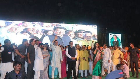 विवाह सोहळ्यातील जोडप्यांना अक्षय कुमारचा लाख मोलाचा आहेर