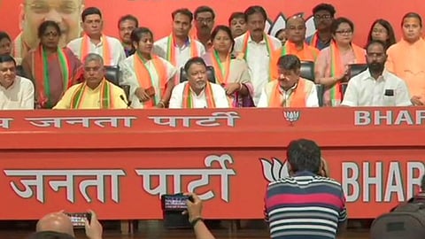 एका आमदारांसह 12 नगरसेवकांचा भाजपमध्ये प्रवेश