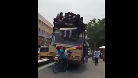 दुचाकीवरच्या बेण्याने केला घोळ; बसच्या टपावरील स्टंटबाजी एकदा पाहाच !(व्हिडिओ)