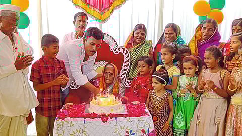 आजीचा वाढदिवस साजरा करताना नातवंडे