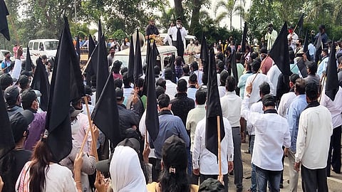 'जेएनपीटी' बंदराच्या खासगीकरणाविरोधात कामगारांचा एल्गार; काळे झेंडे दाखवून जोरदार निदर्शने