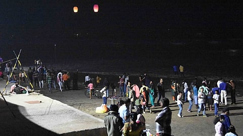 New_Year_2021 | संचारबंदी झुगारून नववर्षाचा जल्लोष; अलिबागच्या समुद्र किनाऱ्यावर गर्दी