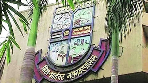 अनधिकृत गॅरेजवर कारवाई करणाऱ्या अधिकाऱ्यांना धक्काबुक्की; आरोपींना पोलिसांकडून अटक