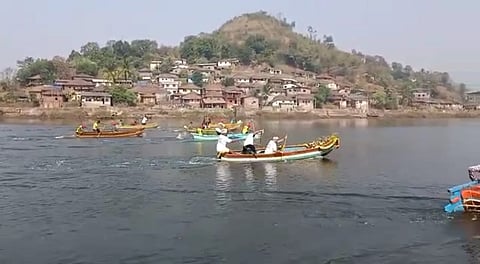 'वल्हव रे नाखवा वल्हव वल्हव'; होड्यांची स्पर्धा पाहण्यासाठी गाव लोटला