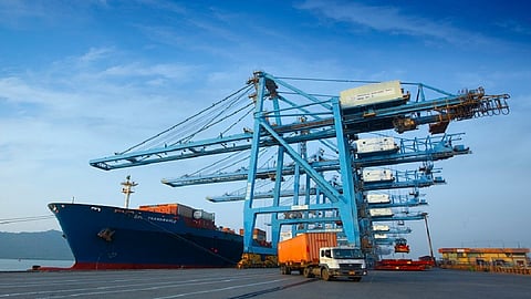 जेएनपीटी बंदरात अडकला हजारो मॅट्रिक टन कांदा; निर्यातदारांना दररोज हजारोंचा फटका