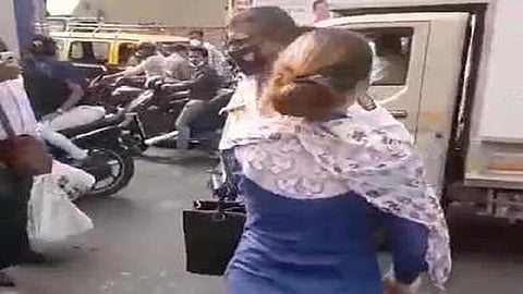 काळबादेवीत महिलेची दादागिरी! वाहतूक पोलिसाला मारहाण; दोघांना अटक