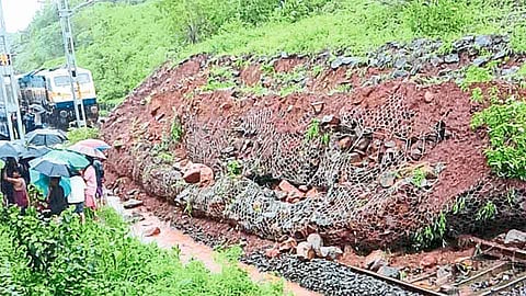 मध्य रेल्वे मार्गावर भूस्खलन; कोकण रेल्वे ठप्प